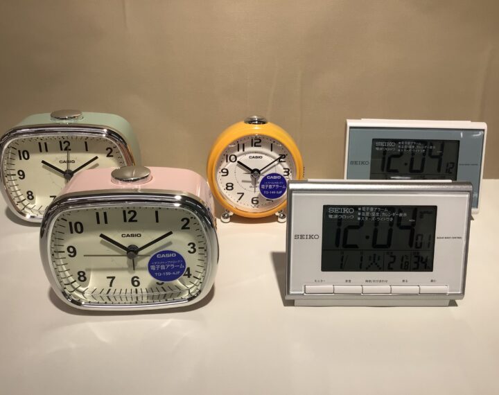 カラフルな目覚まし時計・掛け時計で新生活スタート！