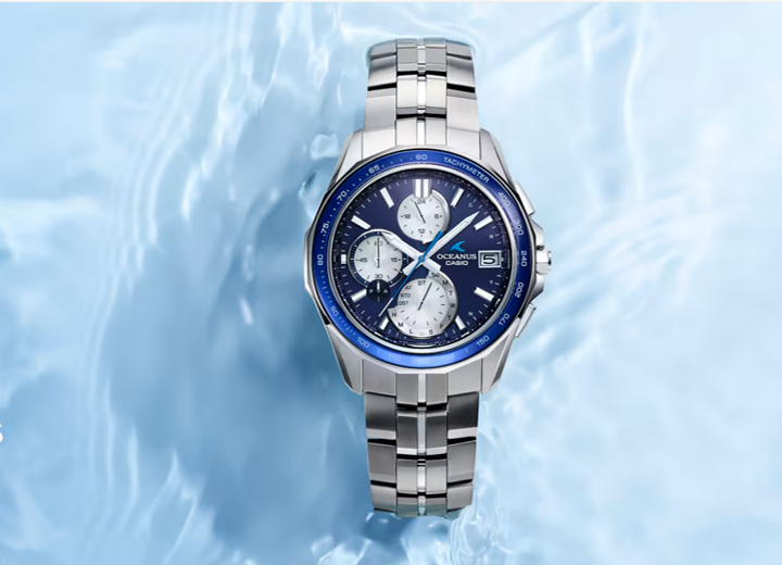 海を思わせる青、際立つ白